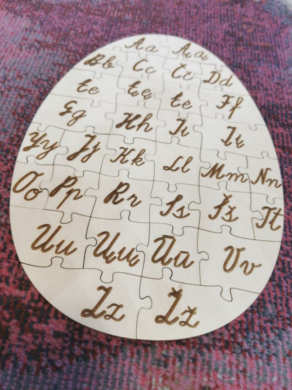 velykinis kiaušinis dėlionė su rašytine abėcėle