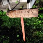 Naktiiniai žygiai kelio ženklų graviravimas
